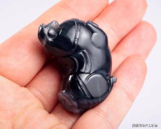 青花还是墨玉?和田玉黑羊脂巧雕"马上有钱"!